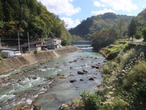 山形 肘折温泉 源泉公園と肘折ダム 永代橋から撮影