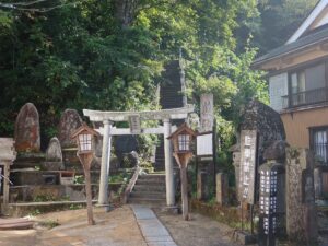 山形 肘折温泉 薬師神社 鳥居と石段