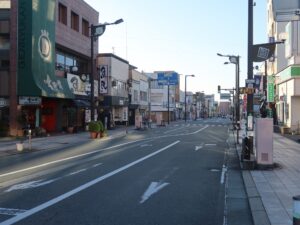 山形 新庄の繁華街 新庄停車場線 新庄駅前から最上公園方向を撮影