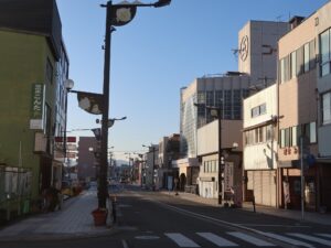 山形 新庄の繁華街 金の茶釜とおり 最上公園方向を撮影