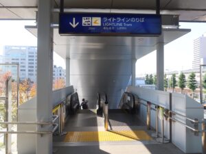 宇都宮ライトレール 宇都宮駅東口停留所 ホームへのエスカレーター