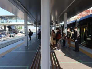 宇都宮ライトレール 宇都宮駅東口停留所 ホーム 1番線・2番線のどちらも平石、芳賀・高根沢工業団地方面に行く列車が発着します