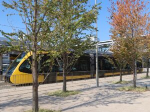 宇都宮ライトレール HU300形 全体 宇都宮駅東口停留所に停車中を撮影
