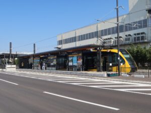 宇都宮ライトレール 芳賀・高根沢工業団地停留所 ホーム 1番線・2番線のどちらも平石、宇都宮駅東口方面に行く列車が発着します