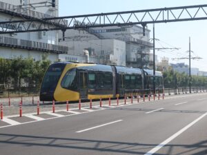 宇都宮ライトレール HU300形 全体 芳賀・高根沢工業団地停留所付近にて撮影