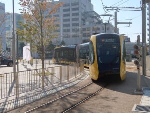 宇都宮ライトライン HU300形 全体 宇都宮駅東口停留所へ入線するところ