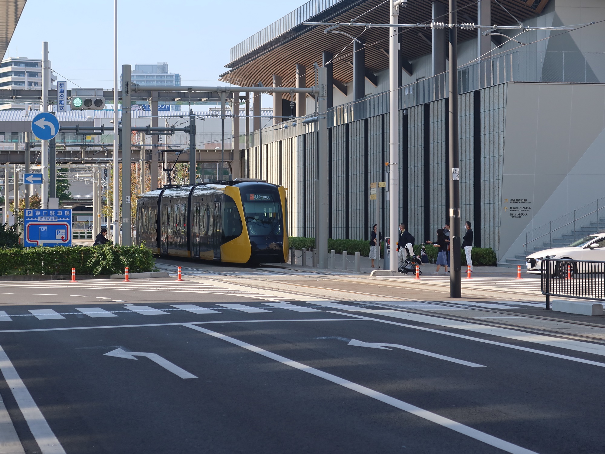 宇都宮ライトレール HU300形 全体 宇都宮駅東口停留所から鬼怒通りへ出るところ