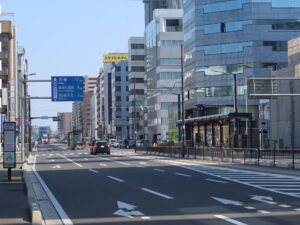 宇都宮ライトレール 東宿郷停留所 手前が2番線で宇都宮駅東口行き、奥が1番線で平石、芳賀・高根沢工業団地方面行きの列車が発着します