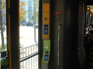 宇都宮ライトレール HU300形 扉の横のtotra、Suica、PASMOなどの交通系ICカードリーダー 上が降りるとき用、下が乗るとき用です