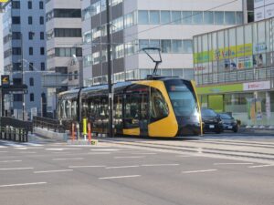 宇都宮ライトレール HU300形 全体 東宿郷停留所にて撮影
