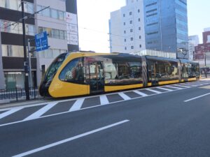 宇都宮ライトレール HU300形 全体 東宿郷停留所付近にて撮影