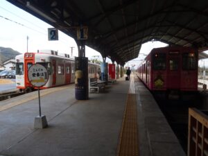 一畑電車大社線 出雲大社前駅 ホーム 川跡・電鉄出雲市・松江しんじ湖温泉方面に行く列車が発着します