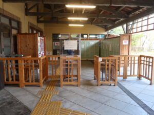 一畑電車大社線 出雲大社前駅 改札口とコインロッカー