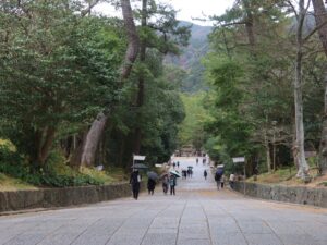 出雲大社 参道 下り坂 この日は雨でした