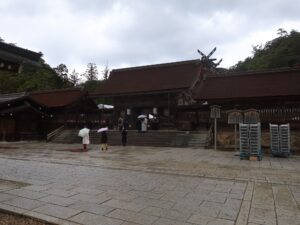 出雲大社 本殿の手前の八足門 この日は雨でした