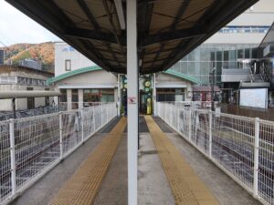 JR境港線 境港駅 改札口 ホーム側から撮影 ICOCA・Suica・PASMOに対応したICカードリーダーが設置されています