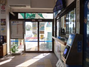 JR境港線 境港駅 改札口 駅舎内から撮影 ICOCA・Suica・PASMOに対応したICカードリーダーが設置されています