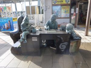 JR境港線 境港駅 駅舎の前にある 水木しげる像