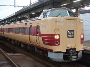 JR山陰本線 381系 特急やくも 国鉄特急色 前面 出雲市駅にて