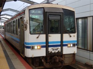 JR山陰本線 キハ120系300番台 全体 出雲市駅にて