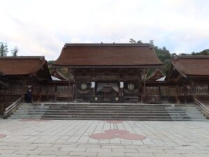 出雲大社 本殿の手前の八足門 晴れの日にリベンジしました