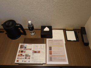 松江しんじ湖温泉 ホテル一畑 新本館 街側スーペリアシングル デスク上 電気ポットとティッシュ、メモ、電話機があります