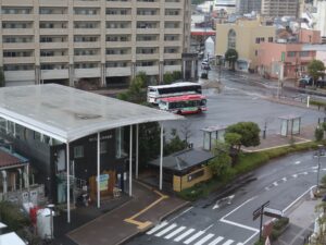一畑電車北松江線 松江しんじ湖温泉駅 駅舎と駅前ロータリー ホテル一畑から撮影