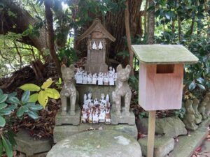 松江 城山稲荷神社 社殿南側 小さな石狐が収められています