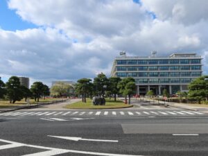 島根県庁 正面から撮影
