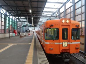 一畑電車北松江線 電鉄出雲市駅 ホーム 奥が1番線、手前が2番線です 松江しんじ湖温泉・出雲大社前方面に行く列車が発着します