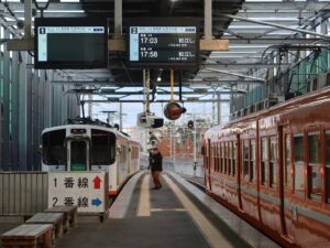 一畑電車北松江線 電鉄出雲市駅 ホーム 左が1番線、右が2番線です 松江しんじ湖温泉・出雲大社前方面に行く列車が発着します