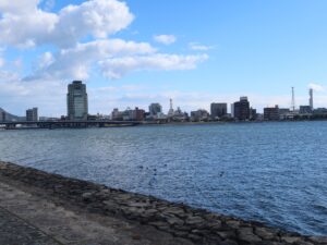 松江しんじ湖温泉から眺める宍道湖と宍道湖大橋 左側に見える高いビルは山陰合同銀行本店です