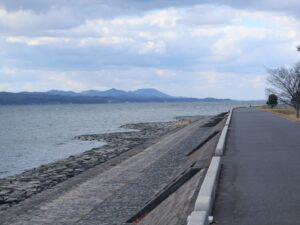 松江しんじ湖温泉から見える宍道湖と海岸線 時間が合えばここから夕陽が見えます