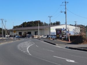 成田空港温泉 空の湯 芝山千代田駅前の通りにある看板 ここを右折します