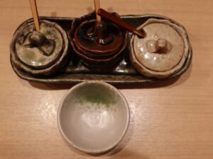 水香苑天 3種類の塩でいただきます 水沢うどん 水香苑にて