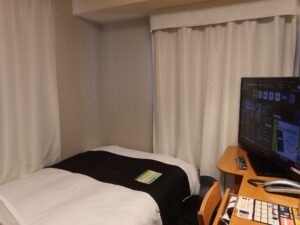 アパホテル 高崎駅前 シングル 角部屋 入り口から窓方向を撮影