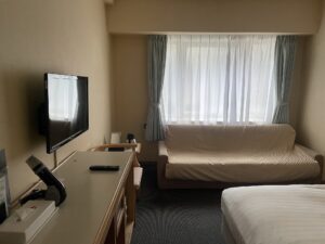 ホテルハーバー横須賀 シングルルーム 玄関から窓方向を撮影