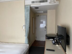 ホテルハーバー横須賀 シングルルーム 窓側から玄関方向を撮影