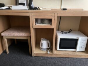 ホテルハーバー横須賀 シングルルーム デスク下 椅子、引き出し、電気ポット、電子レンジがあります