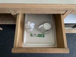 ホテルハーバー横須賀 シングルルーム 引き出しの中 コップとマグカップ、お茶が入っています