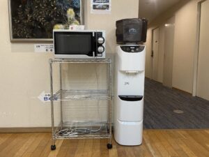 ホテルハーバー横須賀 エレベーターホール 電子レンジとウォーターサーバーがあります
