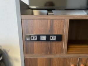 熊谷天然温泉 ハナホテル籠原 シングルルーム キャビネットのACコンセントとUSBポート