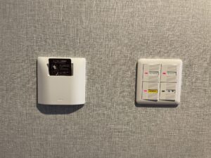 熊谷天然温泉 ハナホテル籠原 シングルルーム 玄関わきのスイッチとカードキーホルダー
