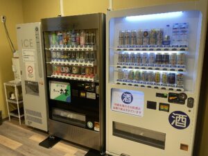 熊谷天然温泉 ハナホテル籠原 1階 自動販売機と製氷機 この奥に喫煙コーナーがあります