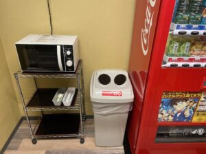 熊谷天然温泉 ハナホテル籠原 2階 自動販売機脇の電子レンジ 奥に喫煙コーナーがあります