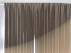 熊谷天然温泉 ハナホテル籠原 シングルルーム カーテンを閉めても隙間から光が漏れてきます
