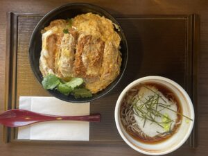 三元豚カツ丼ととろろ半そば つくば温泉 喜楽里別邸にて