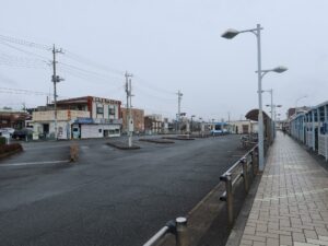 JR常磐線 高萩駅 バスターミナル 奥に駅舎があります