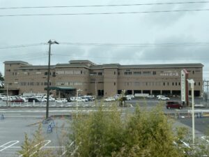 太平洋健康センター 勿来温泉 関の湯 建物全体 常磐線の車窓から撮影