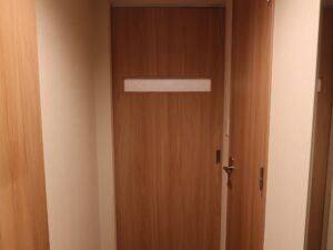 ドーミーイン水戸 ダブルルーム 玄関を入ったところ 扉が奥に1つ、手前に2つあります